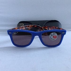 RAY-BAN WAYFARER POLARIZED.